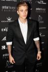 Justin Bieber Pictured Having Scuffle With Paparazzi in Paris