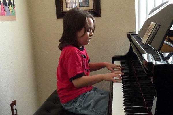 A 7-Year-Old Piano Prodigy Plays Medley of '1989' Songs, Gets Invited to Taylor Swift's Show