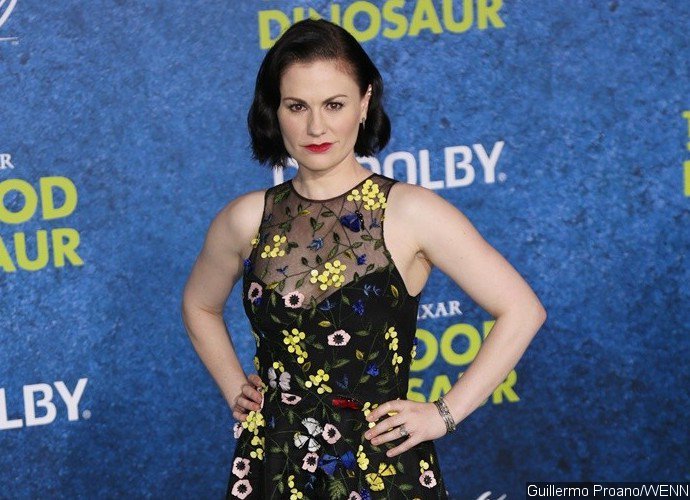 Anna Paquin Lashes Out at Paparazzi for Taking Pictures of Her Children