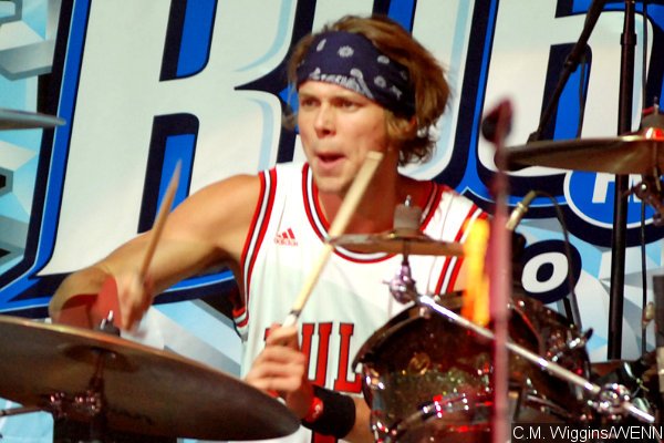 5 Seconds of Summer's Ashton Irwin Chips Tooth While Drumming Mid-Concert