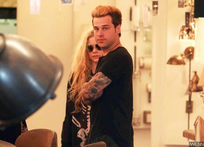 Avril Lavigne and Ryan Cabrera Fuel Dating Rumors With PDA-Filled Dinner