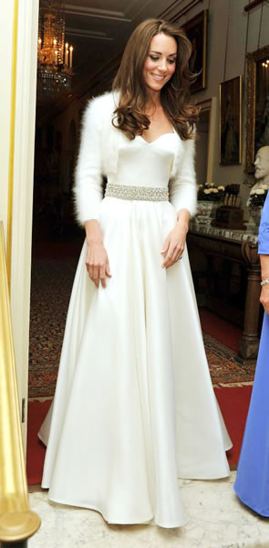 Kate Middleton Changes Into Gorgeous Second Dress For Reception Foto Kate Middleton Changes Into Gorgeous Second Dress For Reception