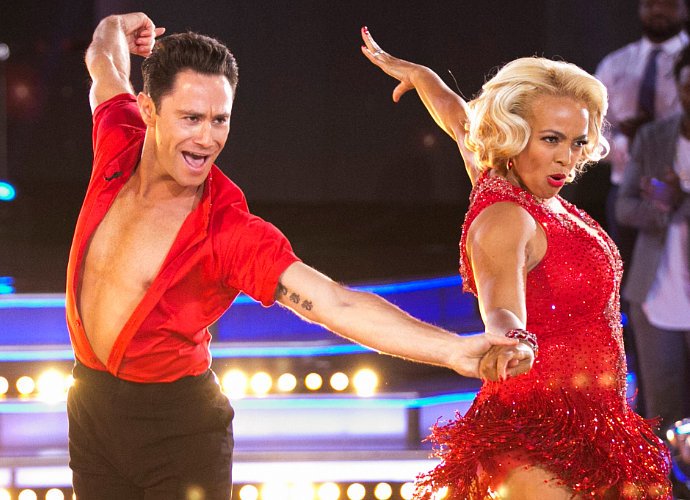 'Dancing with the Stars': Injured Kim Fields Keeps Dancing on 'Famous Dances' Night