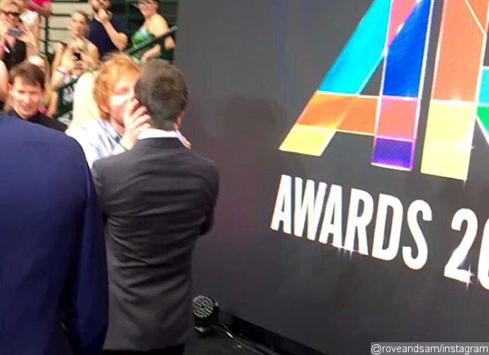 OMG! Ed Sheeran Locks Lips With Rove McManus at ARIA Awards 2015