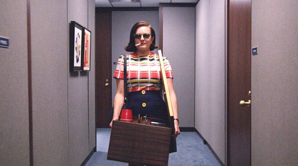 Elisabeth Moss Reveals How Uncomfortable Filming Peggy Olson's 'Mad Men' Hallway Scene