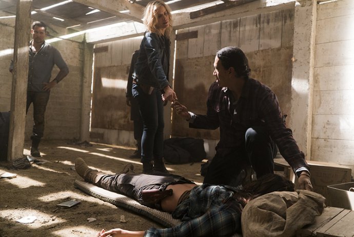 Exiting Showrunner Talks About 'Fear the Walking Dead' Season 3 Open-Ended Finale