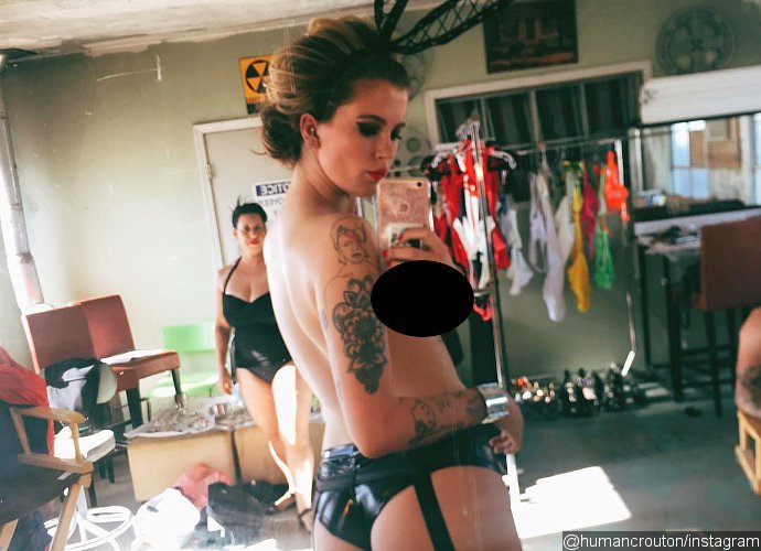 Ireland Baldwin Shows Off Butt Cheeks and Side Boob in Mirror Selfie. See the NSFW Pic!