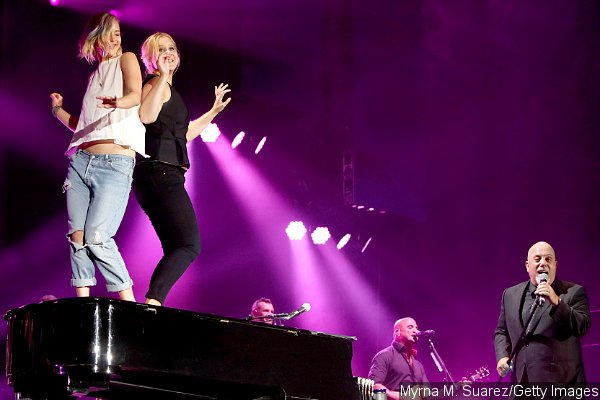 Jennifer Lawrence and Amy Schumer Dance Barefoot on Billy Joel's Piano at Chicago Concert