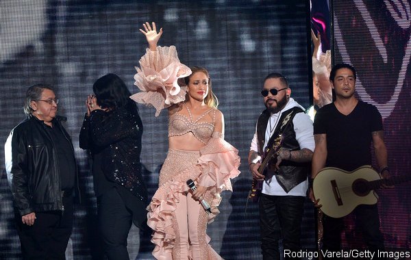 Video: Jennifer Lopez Pays Tribute to Selena at 2015 Billboard Latin Music Awards