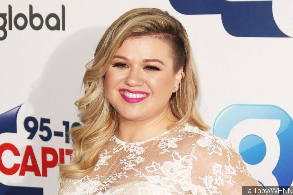 Kelly Clarkson Announces She's Pregnant With Second Child During Concert