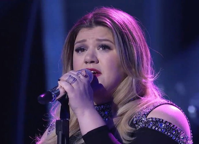Kelly Clarkson Breaks Down in Tears While Performing on 'American Idol'