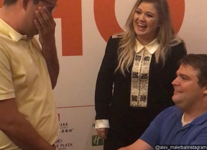 Kelly Clarkson Helps Fan Propose to His Boyfriend - See Her Reaction!