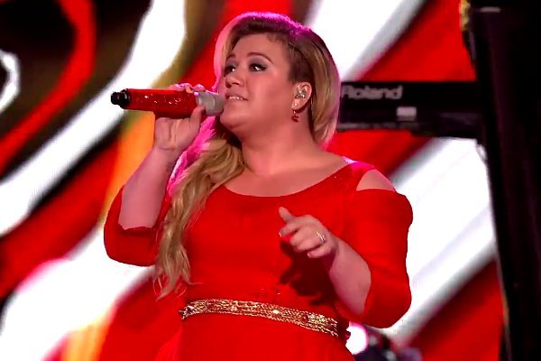 Video: Kelly Clarkson Performs 'Heartbeat Song' and 'At Last' on 'American Idol'
