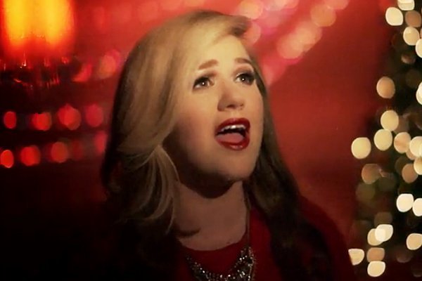 Kelly Clarkson Premieres 'Wrapped in Red' Music Video