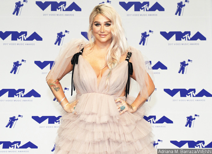 Kesha Sparks Pregnancy Rumors at 2017 MTV VMAs