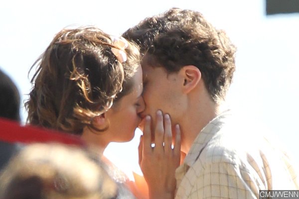 Kristen Stewart and Jesse Eisenberg Kiss in Woody Allen's Movie Set Photos