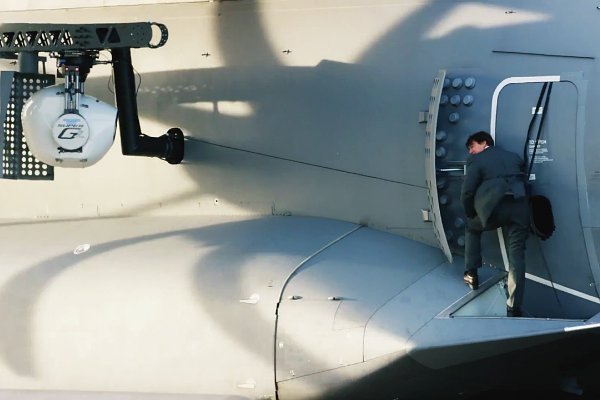 'Mission: Impossible Rogue Nation' Featurette Proves Tom Cruise Performs Airplane Stunt