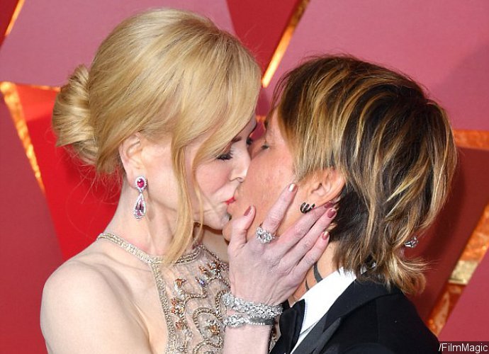 Nicole Kidman Passionately Kisses Keith Urban as He Naughtily Grabs Her Bum on Oscars' Red Carpet
