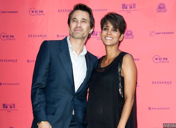 Olivier Martinez Steps Out Shoeless and Without Wedding Ring After Halle Berry Split