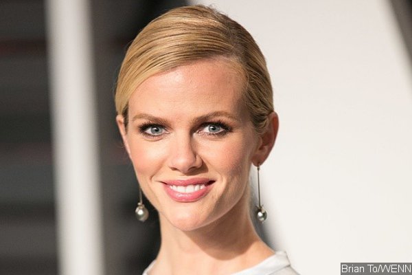 Pregnant Brooklyn Decker Craves Orange Juice, Knows Sex of Upcoming Baby