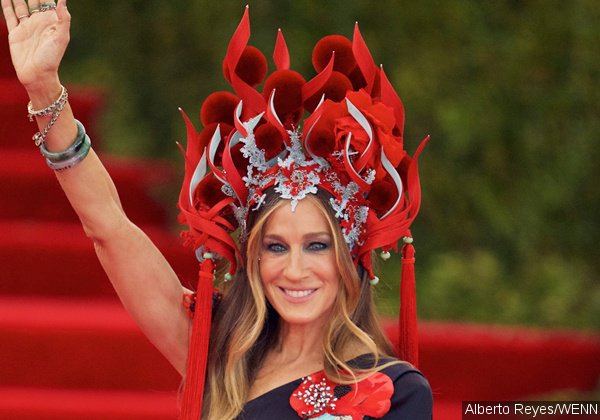 Sarah Jessica Parker Wears Giant 'Chinese' Headpiece at 2015 Met Gala