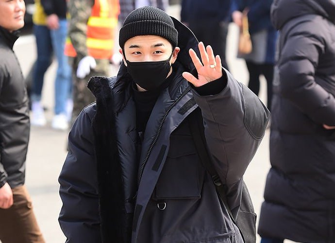 Big Bang's Taeyang Bows to Fans as He Enlists in Military, Min Hyo Rin Sends Him Off