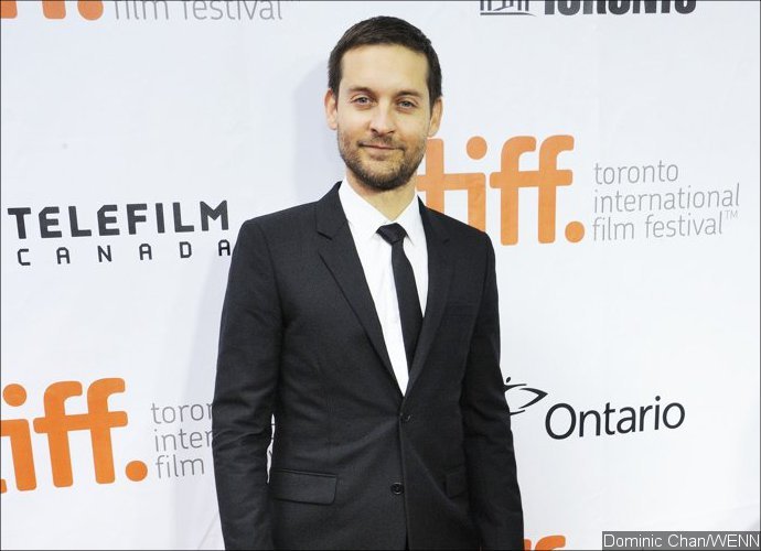 Newly Single Tobey Maguire Spotted Kissing Mystery Woman After Alleged Demi Moore Hookup