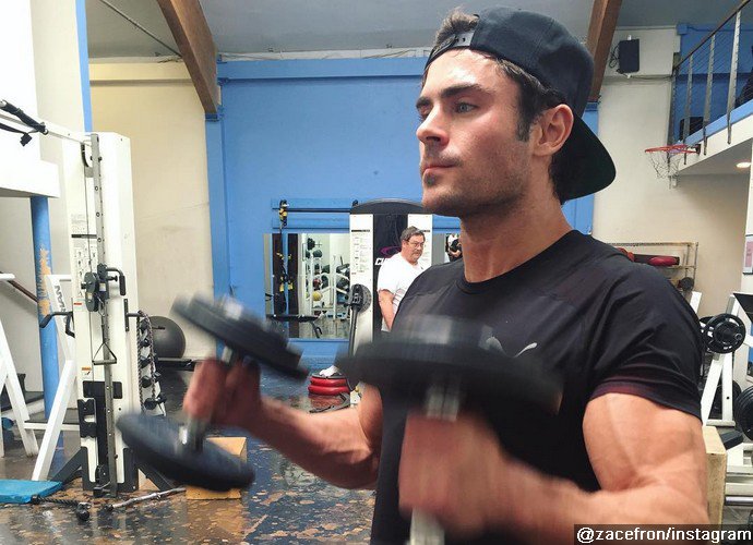 Zac Efron Shows Off Sculpted Biceps Ahead of 'Baywatch' Filming