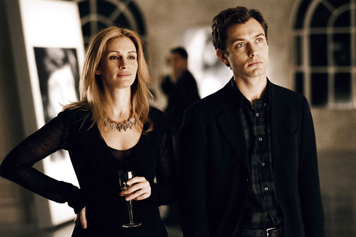 Julia Roberts and Jude Law in Columbia Pictures' Closer (2004)