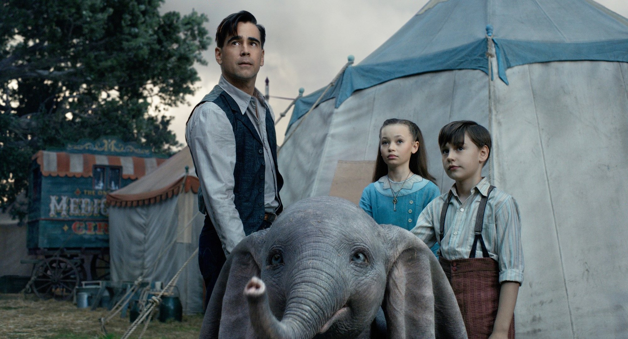 Colin Farrell, Nico Parker and Finley Hobbins in Walt Disney Pictures' Dumbo (2019)