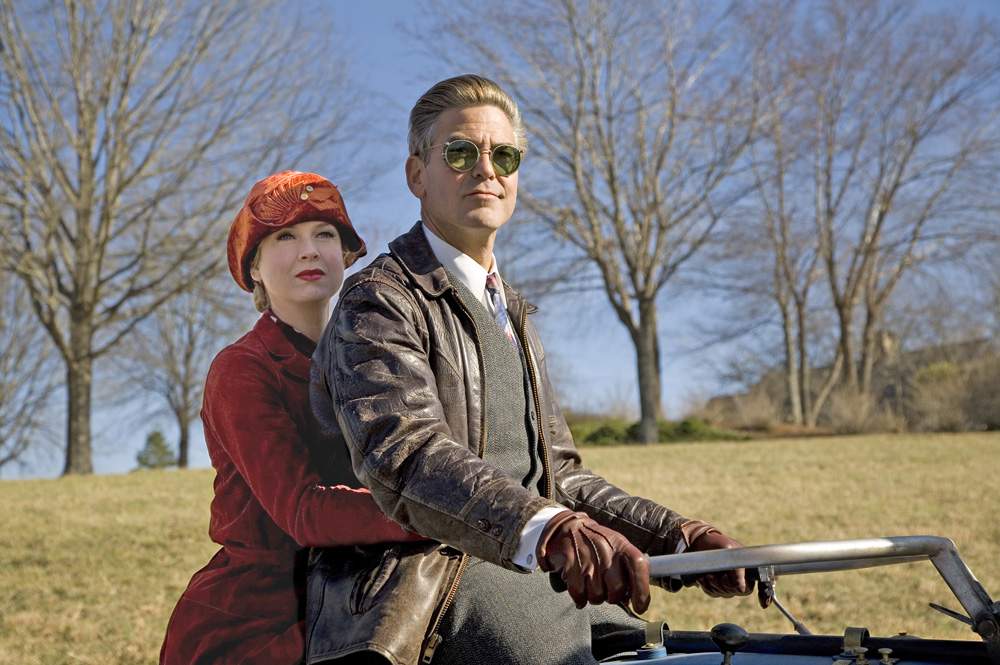 Newswoman Lexie Littleton (RENEE ZELLWEGER) and Bulldogs team captain Dodge Connolly (GEORGE CLOONEY) in Universal Pictures' Leatherheads (2008).
