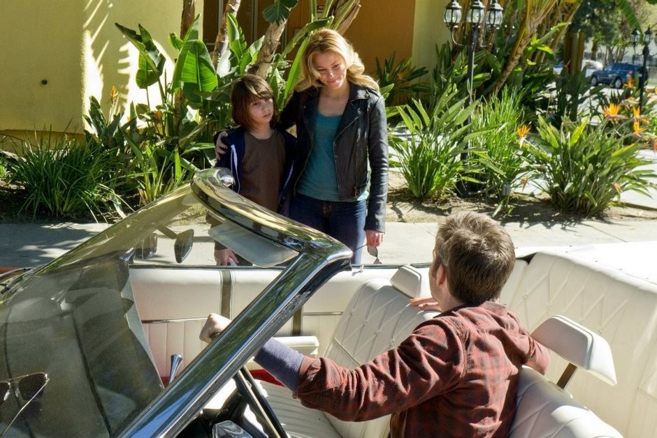 Michael Hall D'Addario, Elizabeth Banks and Chris Pine in DreamWorks Pictures' People Like Us (2012)