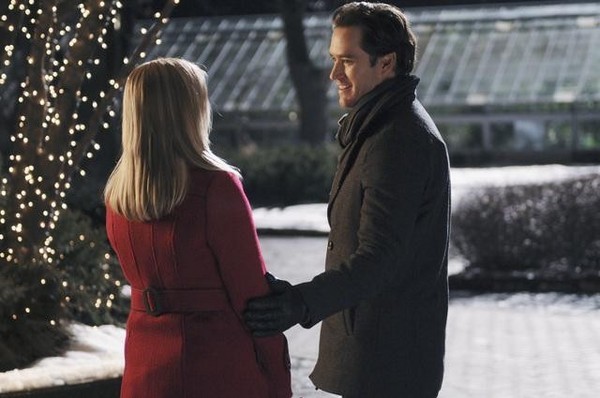 amy smart stars as kate stanton and mark paul gosselaar in abc familys 12 dates - 12 Dates Of Christmas Movie amy smart stars as kate stanton and mark paul gosselaar in abc familys 12 dates - 12 Dates Of Christmas Movie