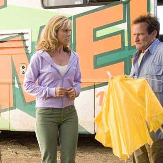 Robin Williams and Cheryl Hines as Bob and Jamie Munro in Columbia Pictures' R.V. (2006)