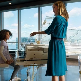 Quvenzhane Wallis stars as Annie and Rose Byrne stars as Grace in Columbia Pictures' Annie (2014)