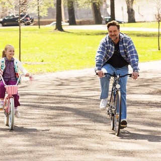 Kylie Rogers stars as Young Katie and Russell Crowe stars as Jake Davis in Vertical Entertainment's Fathers and Daughters (2016)