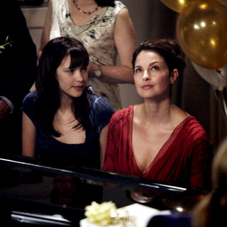 Alexia Fast stars as Julie and Ashley Judd stars as Helen in E1 Entertainment's Helen (2010)