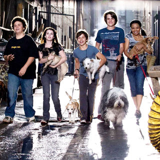 Troy Gentile, Emma Roberts, Jake T. Austin, Johnny Simmons and Kyla Pratt in DreamWorks' Hotel for Dogs (2009)