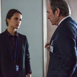 Alicia Vikander stars as Heather Lee and Tommy Lee Jones stars as CIA Director Robert Dewey in Universal Pictures' Jason Bourne (2016)