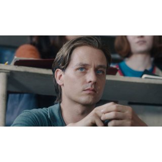 Never Look Away Picture 8