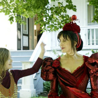 Elle Fanning stars as Phoebe and Felicity Huffman stars as Hillary Lichten in ThinkFilm's Phoebe in Wonderland (2009)