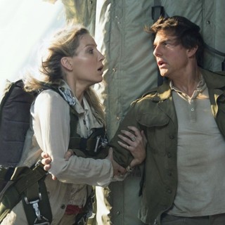 Annabelle Wallis stars as Jenny Halsey and Tom Cruise stars as Nick Morton in Universal Pictures' The Mummy (2017)