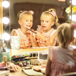 Blaise Todd stars as Toddler Mary-Kate Olsen and Kinslea Todd stars as Toddler Ashley Olsen in Lifetime's The Unauthorized Full House Story (2015)