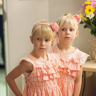 Blaise Todd stars as Toddler Mary-Kate Olsen and Kinslea Todd stars as Toddler Ashley Olsen in Lifetime's The Unauthorized Full House Story (2015)