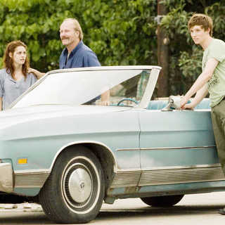 Kristen Stewart, William Hurt and Eddie Redmayne in Samuel Goldwyn Films' The Yellow Handkerchief (2010)