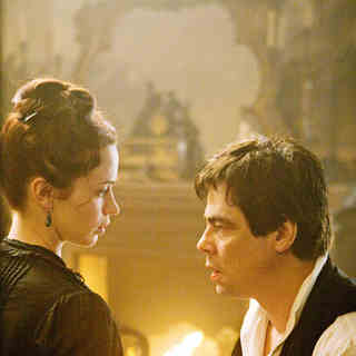 Emily Blunt stars as Gwen Conliffe and Benicio Del Toro stars as Lawrence Talbot in Universal Pictures' The Wolfman (2009)