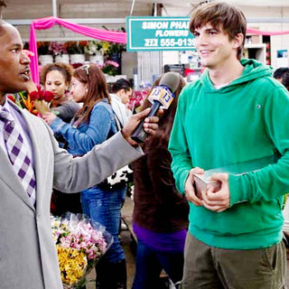 Jamie Foxx stars as Kelvin Briggs and Ashton Kutcher stars as Reed Bennett in New Line Cinema's Valentine's Day (2010)