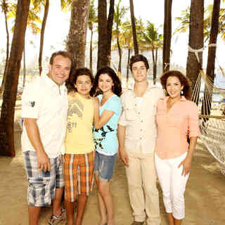 David DeLuise, Jake T. Austin, Selena Gomez, David Henrie and Maria Canals Barrera in Disney Channel's Wizards of Waverly Place: The Movie (2009)