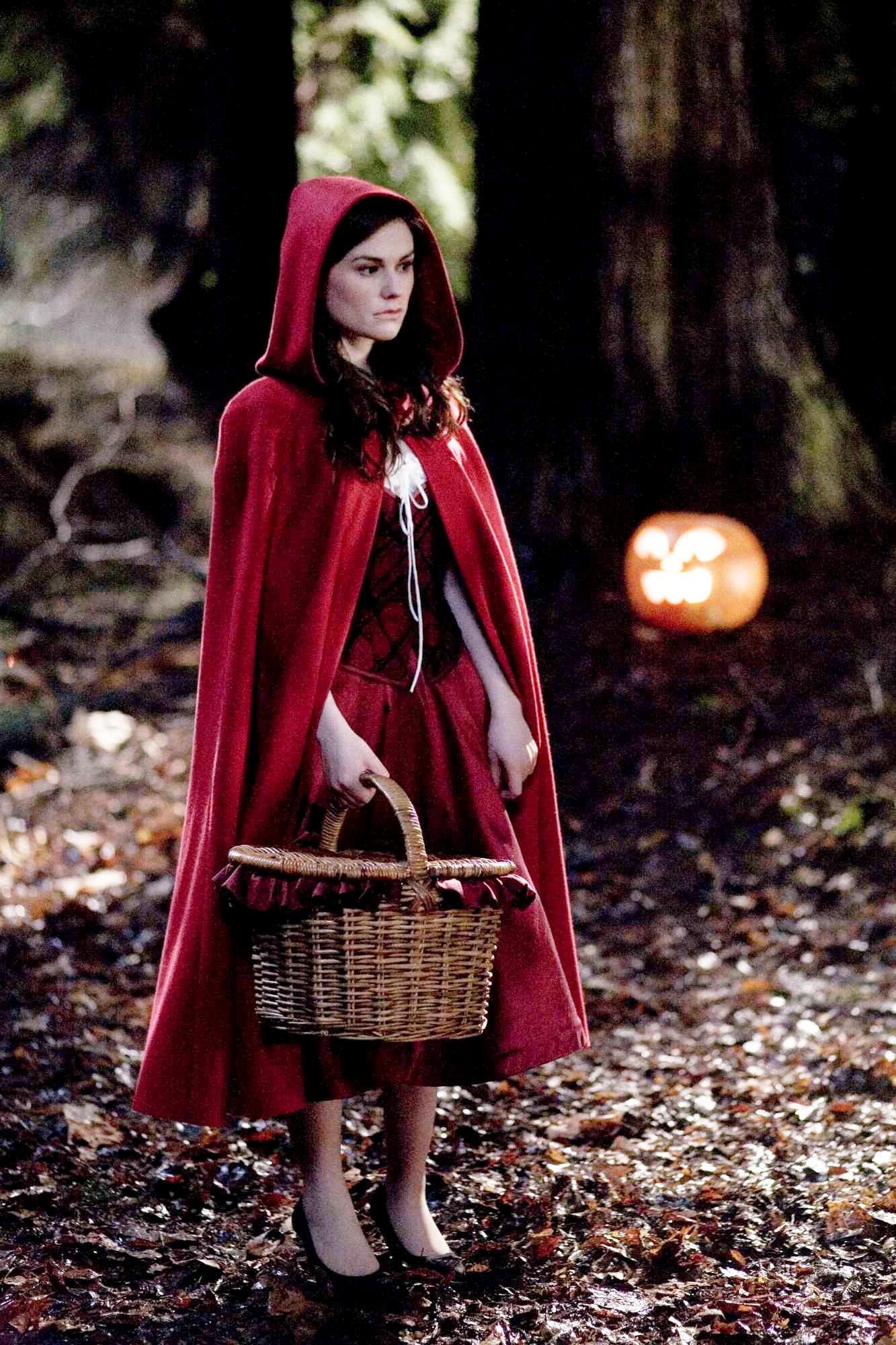 Anna Paquin stars as Laurie in Warner Bros. Pictures' Trick 'r Treat (2009). Photo credit by Joseph Lederer.