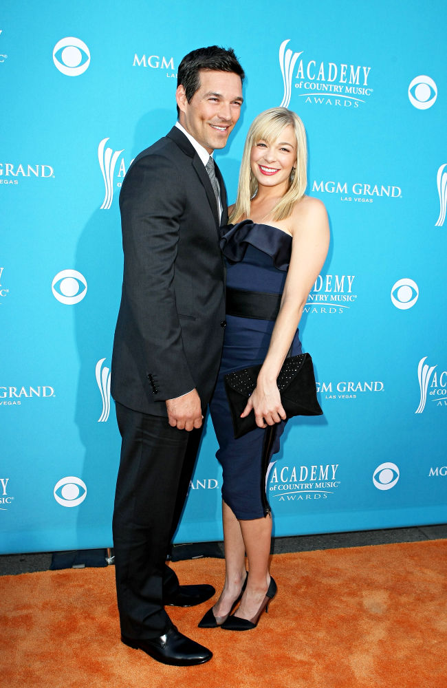 Eddie Cibrian Called 'Cheater' at ACM Awards